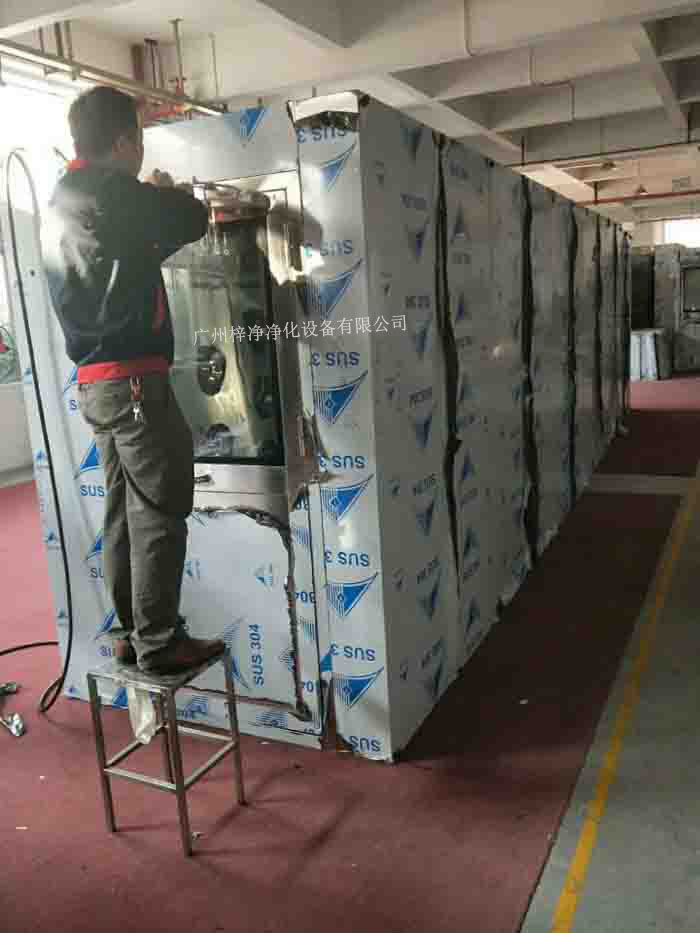 1590型風淋室-標準雙人風淋室是人/貨物進出潔凈室常用的一種凈化裝置。