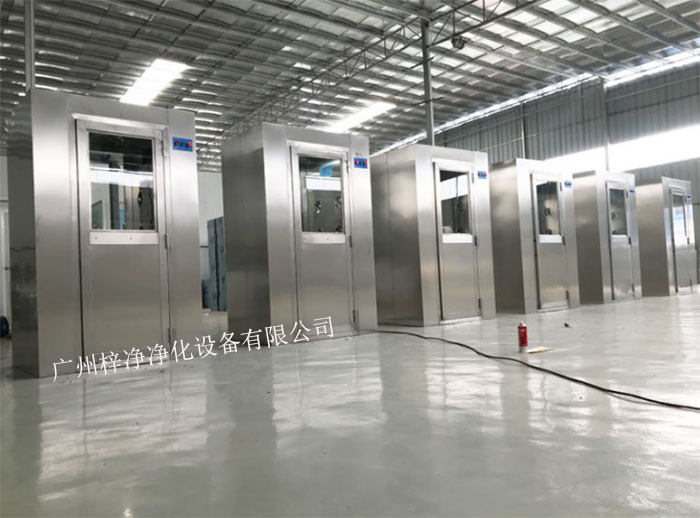 風淋室又可起到氣閘的作用，阻止未凈化的空氣進入潔凈區域。