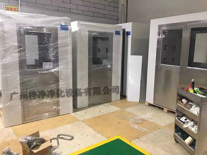 風(fēng)淋室作為一種重要的凈化設(shè)備，廣泛應(yīng)用于無塵室、電子、制藥等行業(yè)。