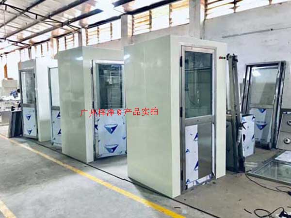 在工業(yè)生產(chǎn)過(guò)程中，風(fēng)淋室作為一種重要的凈化設(shè)備