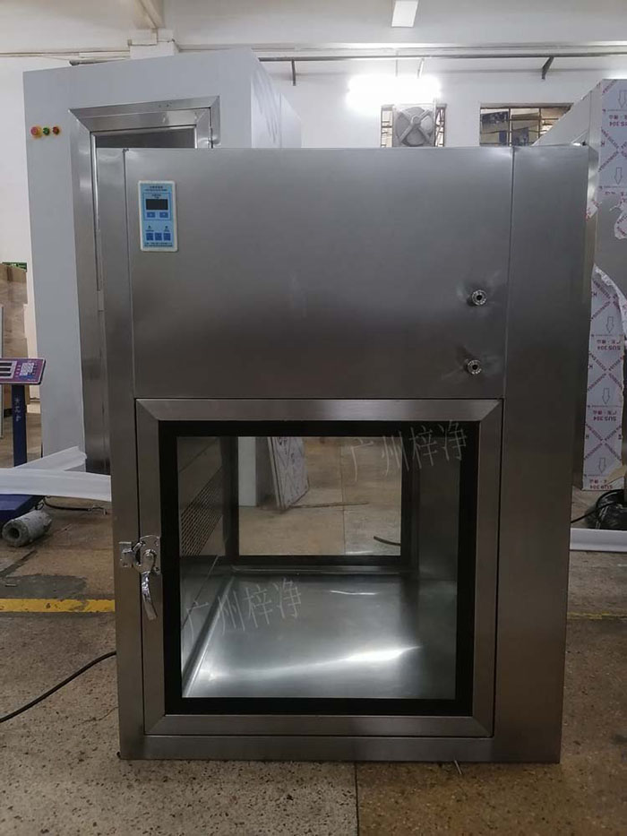 傳遞窗通常包括冷軋鋼板噴塑制作或優(yōu)質(zhì)不銹鋼制作、透明玻璃，紫外線殺菌燈、照明和局部高效過濾器等。