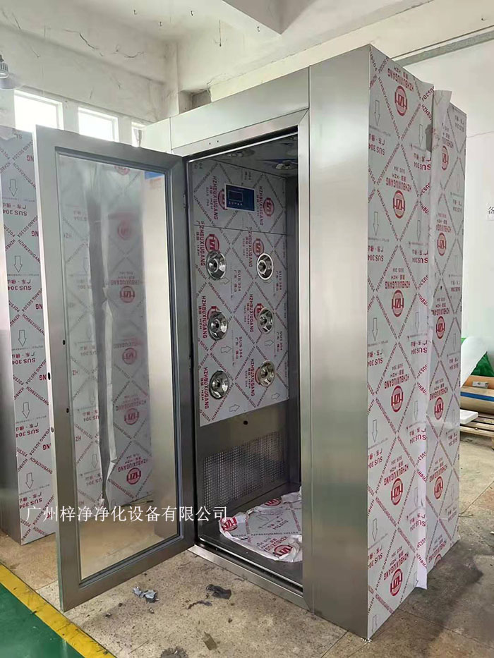 風淋室的主要功能是通過高速氣流將塵埃和污物吹離工作人員的衣物和身體，從而確保進入潔凈室的環境符合規定的潔凈度標準。