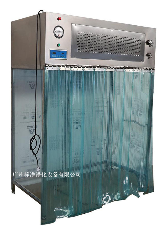 百級潔凈層流罩它主要由箱體、風機、初效空氣過濾器、高效空氣過濾器、阻尼層、燈具等組成。