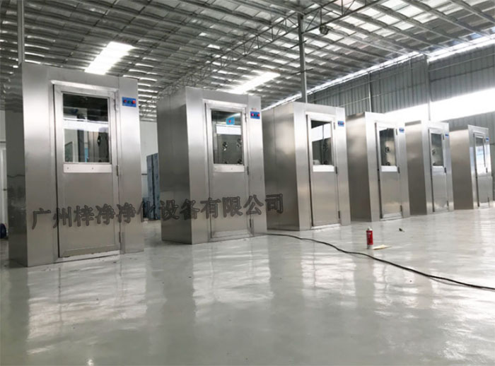 全不銹鋼風(fēng)淋室的設(shè)計使用壽命可達10年以上。 全不銹鋼風(fēng)淋室的設(shè)計使用壽命可達10年以上。