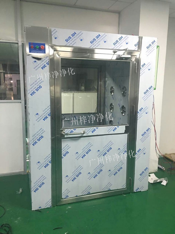 防爆風淋室是指風淋室的電機、指示燈、照明燈、接線管必須嚴格按照防爆標準