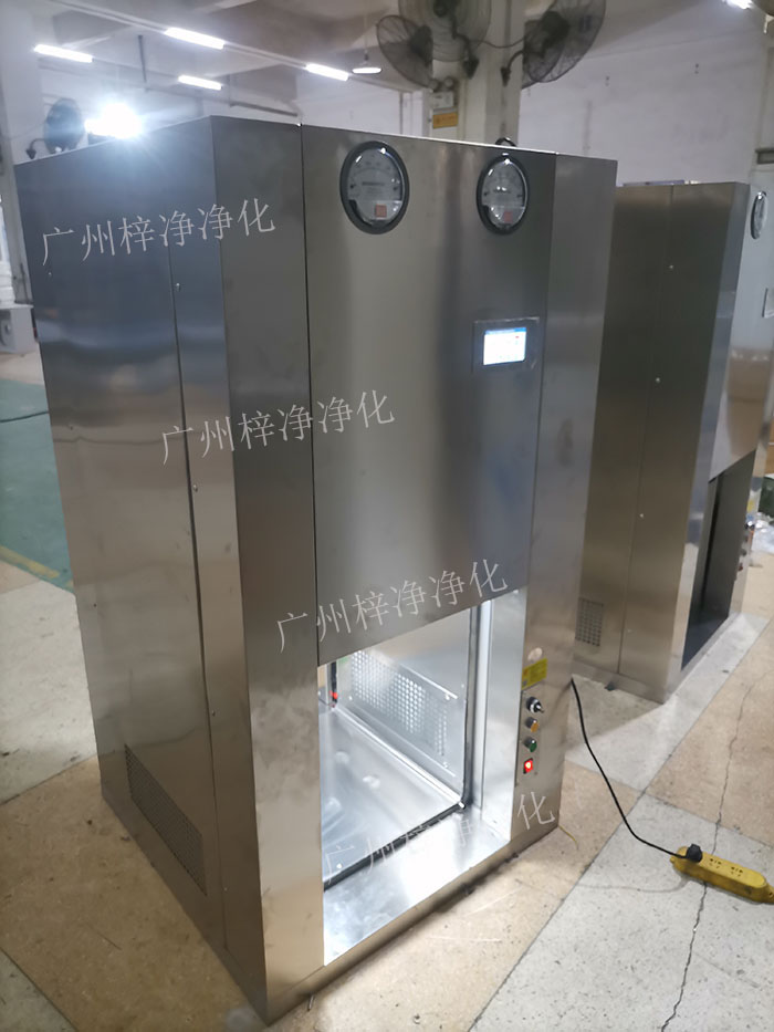 機器人機械臂傳遞窗是通過高精度的傳感器，實現機器人與傳遞窗的精準對接。