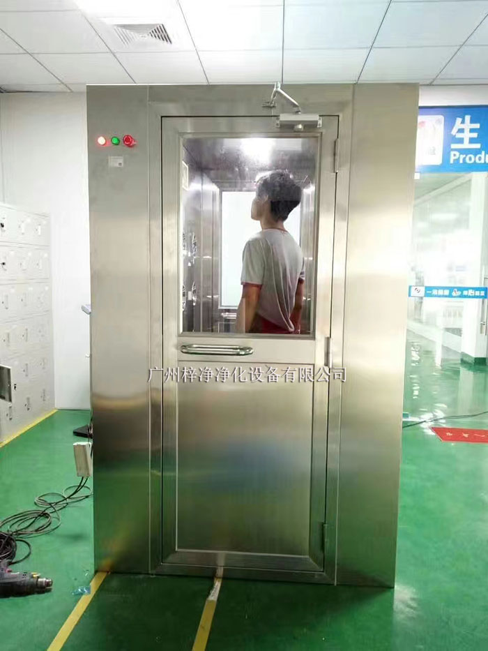 風淋室作為防止塵埃進入潔凈室的重要設(shè)備 風淋室作為防止塵埃進入潔凈室的重要設(shè)備