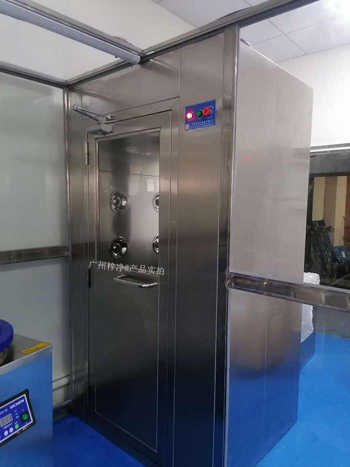 藥行業(yè)實驗室的風(fēng)淋室可以根據(jù)實驗室的具體需求進行定制，包括風(fēng)淋室尺寸、風(fēng)淋室風(fēng)速、風(fēng)淋室高效空氣過濾器過濾效率等，以適應(yīng)不同實驗活動的需要。