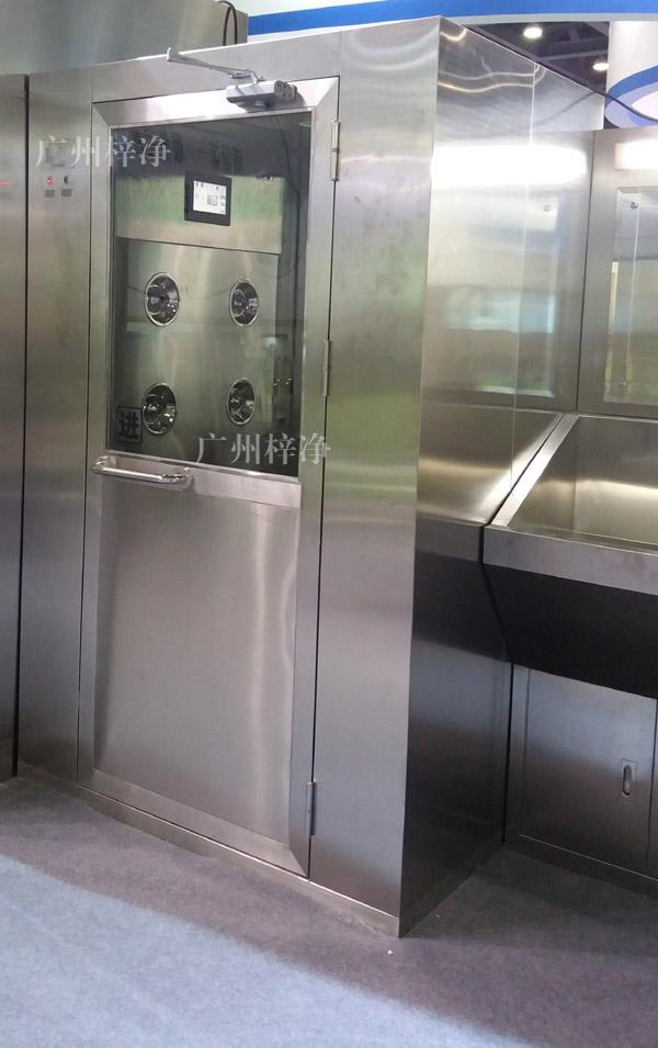 1300型全不銹鋼風淋室 1300型風淋室采用304全不銹鋼制作,不生銹,易清潔